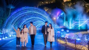ネスタリゾート神戸の幻想的なイルミネーションを楽しむ家族とカップル